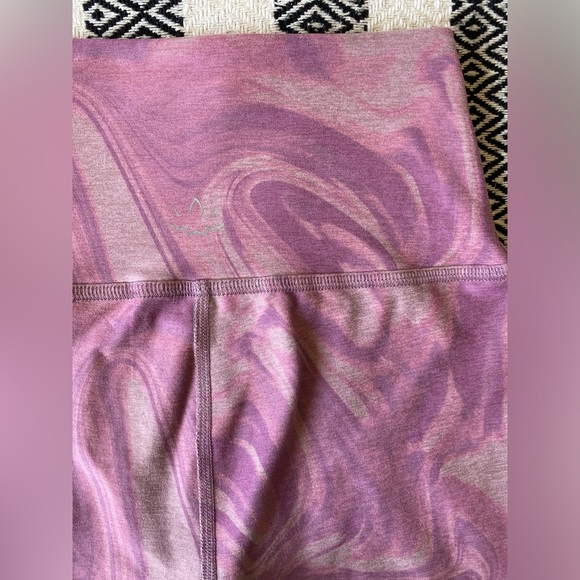 Beyond Yoga pink swirl/tie-dye bike shorts - small - Picture 3 of 10